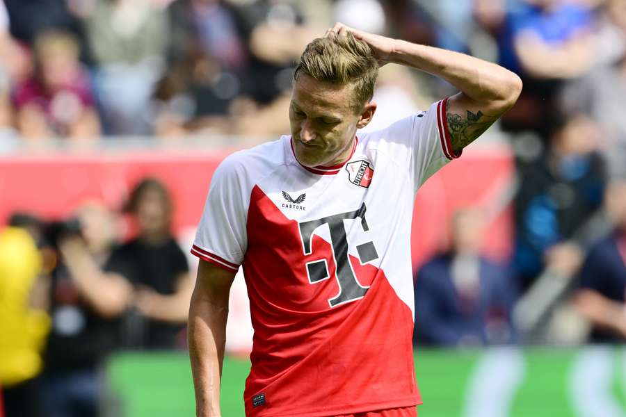 Jens Toornstra baalt tijdens de zware nederlaag tegen Feyenoord