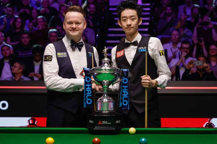 Shaun Murphy, left, and Wu Yize, right, pose with the World Championship trophy.