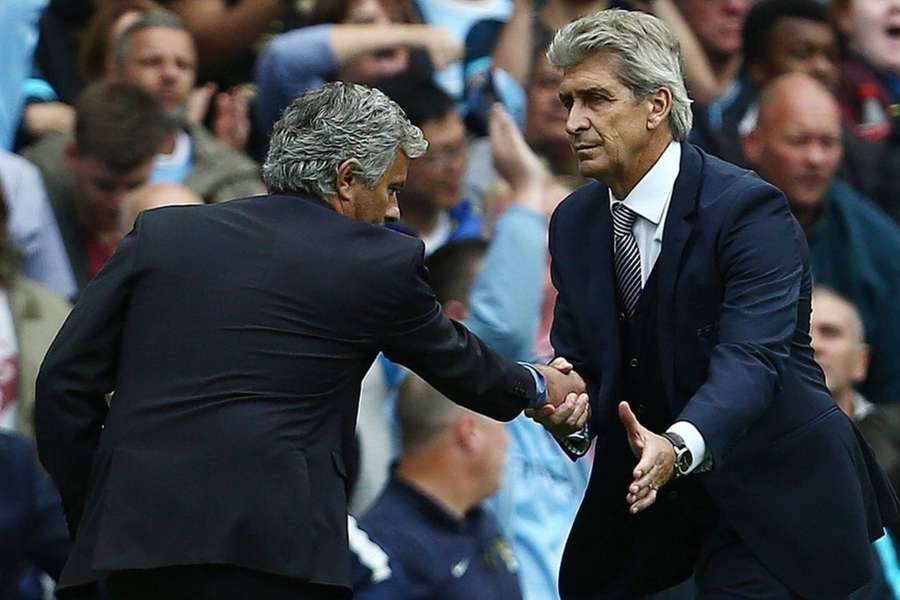 Manuel Pellegrini shakes hands with Jose Mourinho after seeing his Man City side beat Chelsea 3-0 in the 2015/16 season.