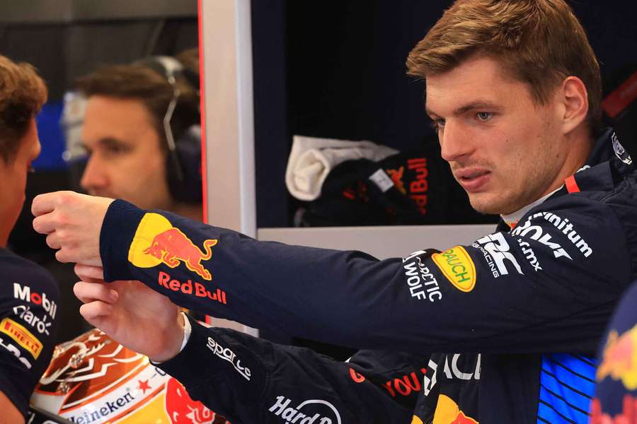 Verstappen privește după cursă 