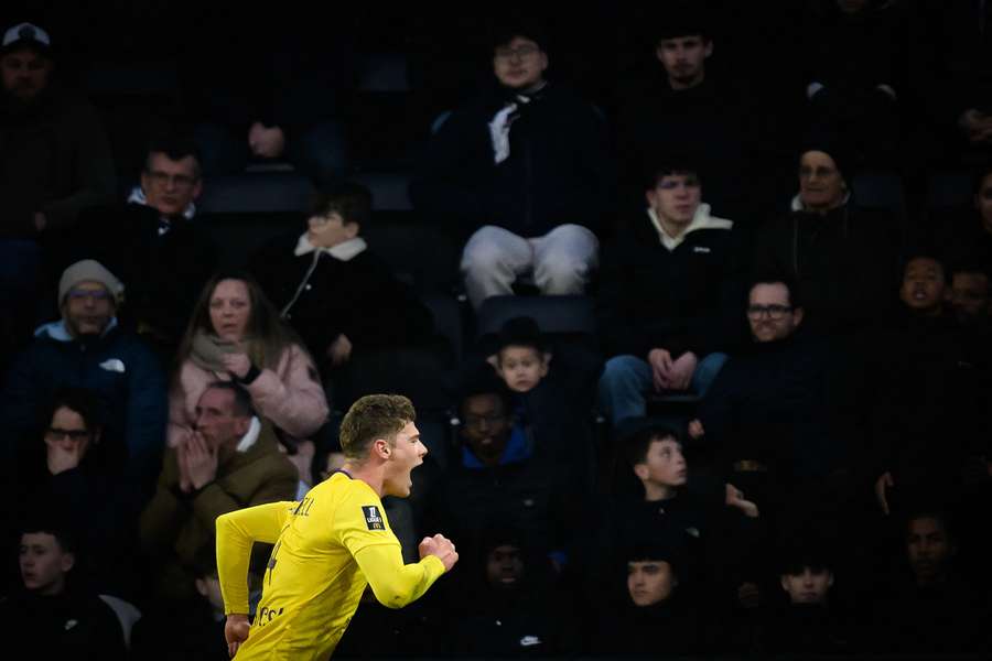 Charlie Cresswell em destaque contra o Angers.