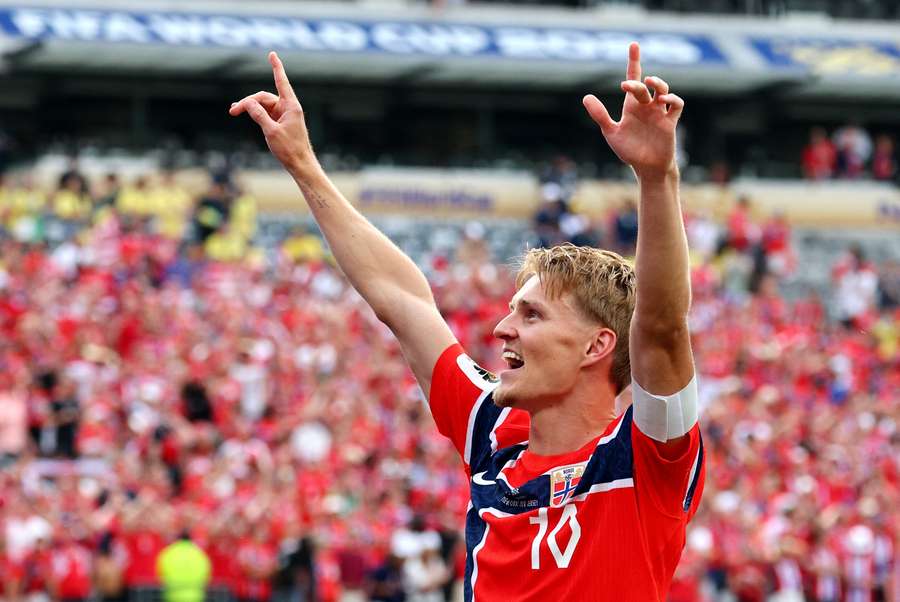 Martin Ödegaard je kapitánem Norska i Arsenalu. Martin Ödegaard je kapitánem Norska i Arsenalu.