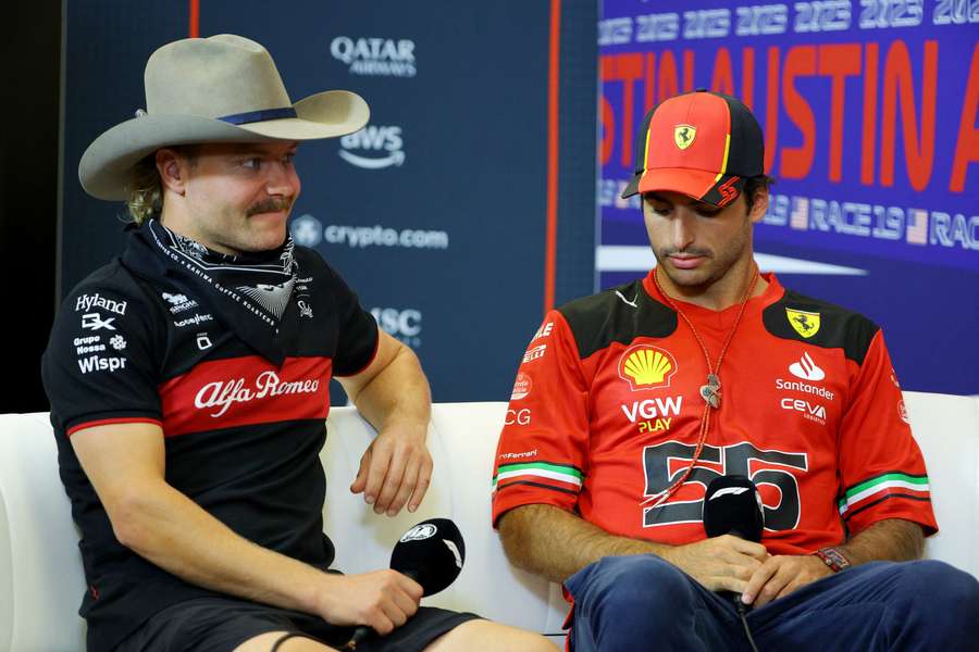 Bottas și Sainz în timpul conferinței de presă înaintea Marelui Premiu al SUA
