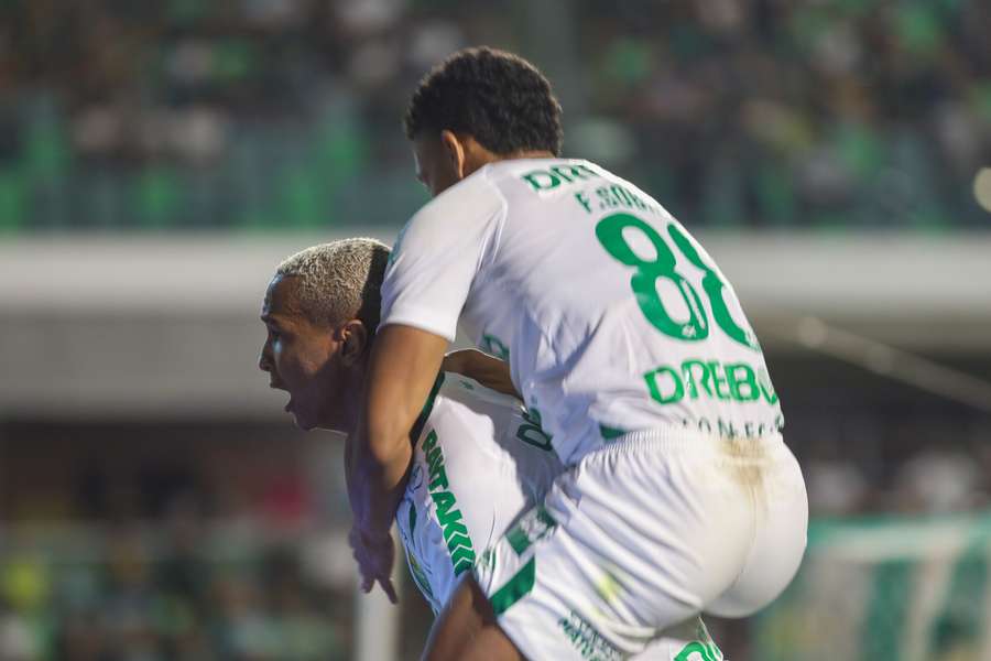 Deyverson comemora gol com Fernando Sobral