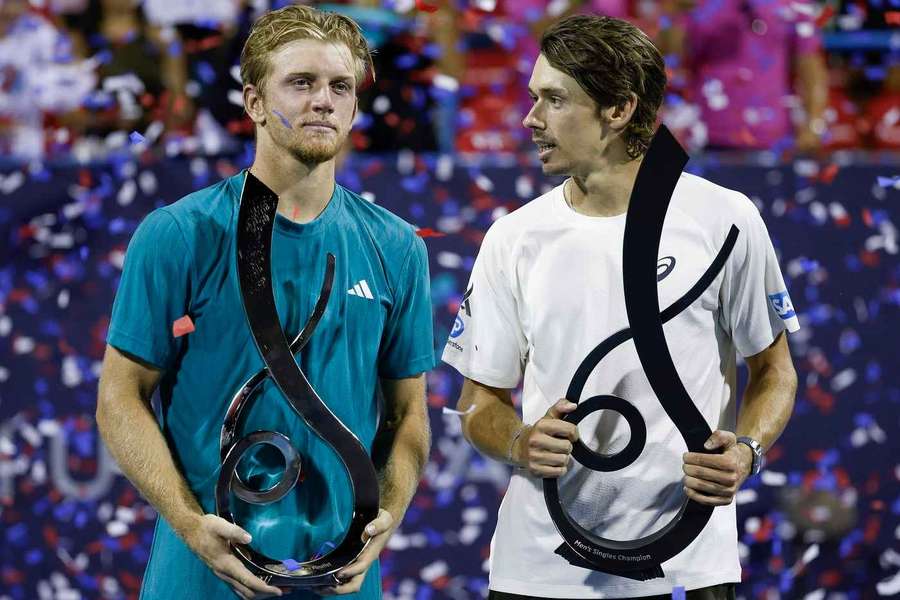 Alex De Minaur s poraženým finalistou Alejandrem Davidovichem.