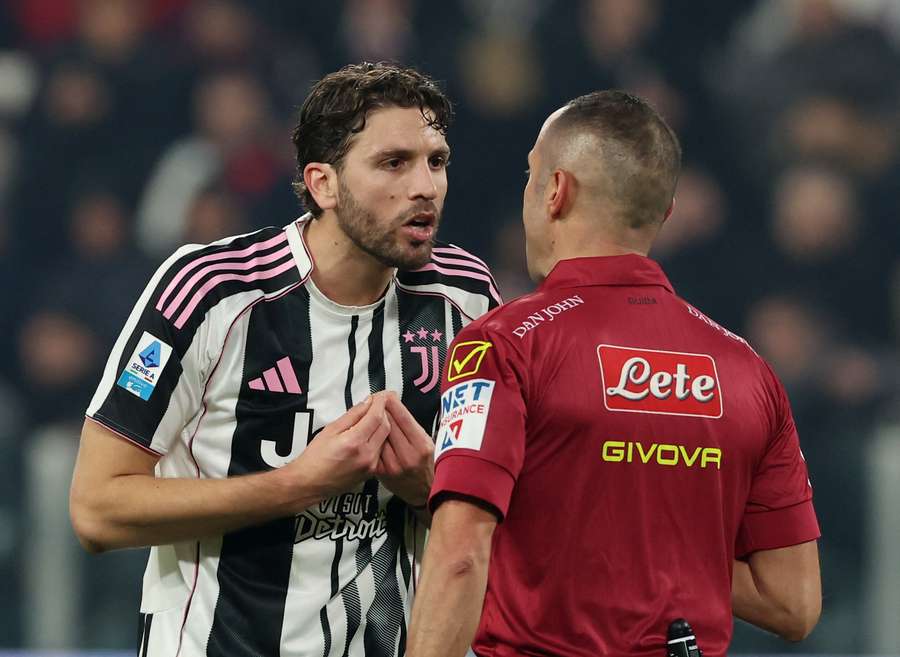 Locatelli discute con un arbitro
