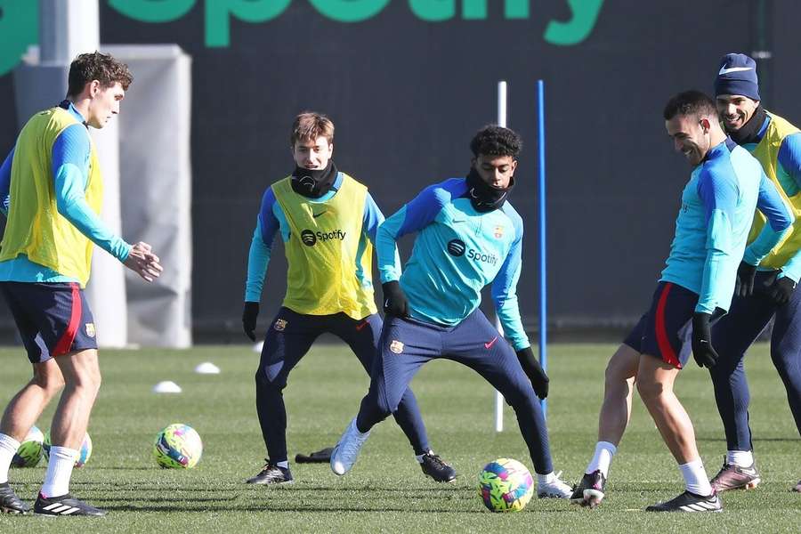 Lamine Yamal, midterst, har længe fået lov at træne med førsteholdet i FC Barcelona, her tilbage i januar. Lamine Yamal, midterst, har længe fået lov at træne med førsteholdet i FC Barcelona, her tilbage i januar.