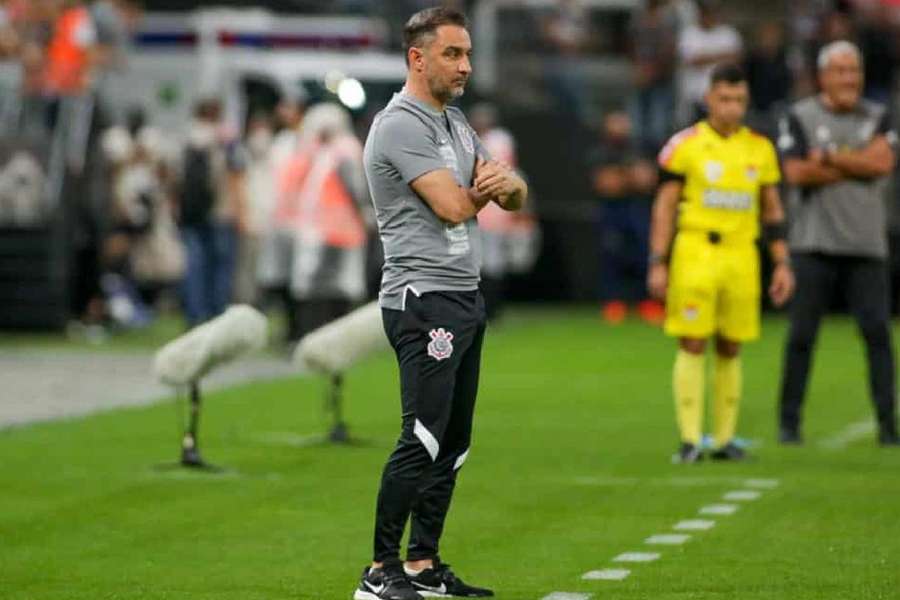 Vitor Pereira dispara: "Lesaram mais de 30 milhões de corintianos"