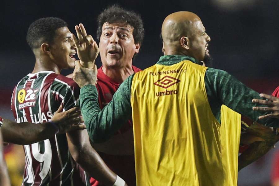 Diniz precisou ser contido pelos jogadores do Fluminense