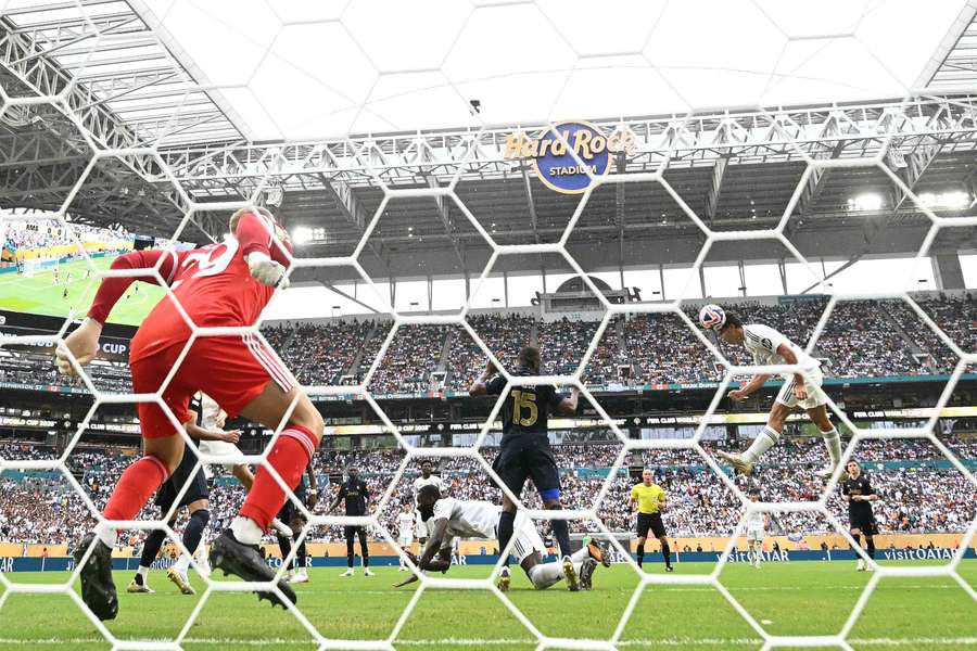 Gonzalo, en el momento de conectar el cabezazo que dio el pase a cuartos al Real Madrid