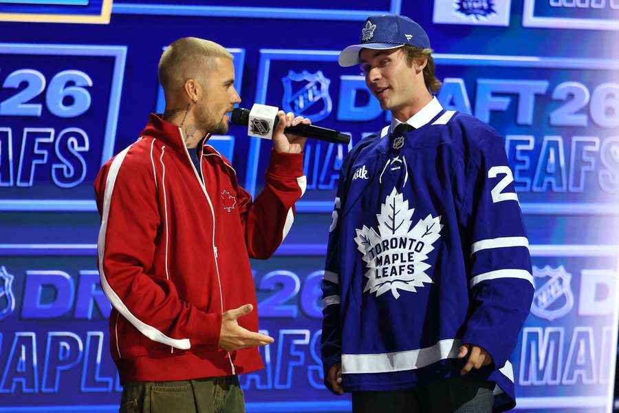 Spevák Bieber a draftová jednotka McKenna.