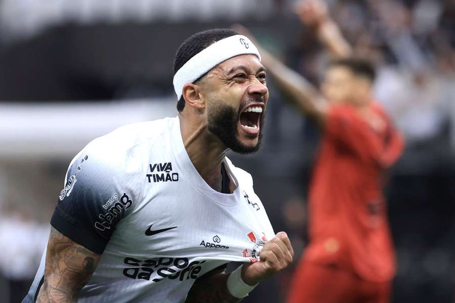 Memphis Depay fez os gols do Corinthians na virada sobre o Sport