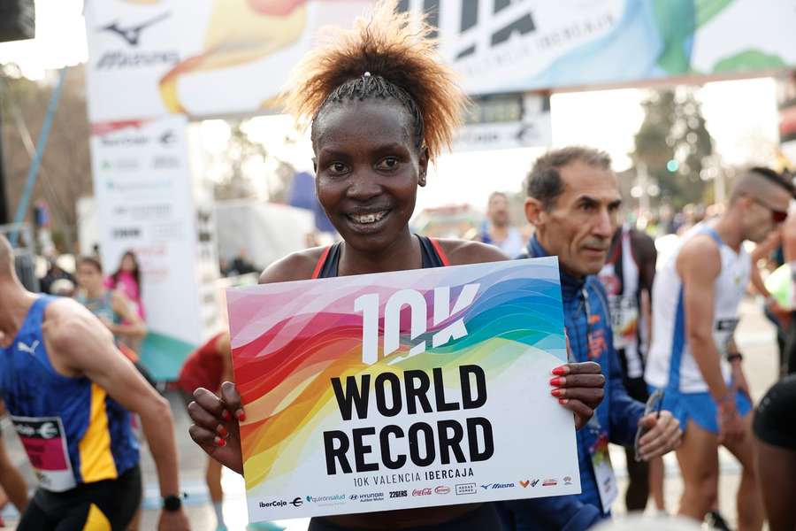 Agnes Ngetich, orgullosa con su récord del mundo, logrado en Valencia