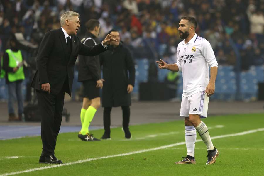 Carlo Ancelotti da instrucciones a Dani Carvajal