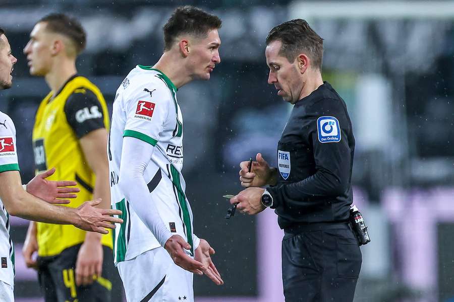 Tobias Stieler ha avuto il suo bel da fare a Mönchengladbach.