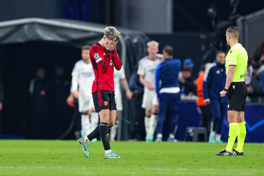 Alejandro Garnacho (17), do Manchester United, reage ao quarto golo do Copenhaga