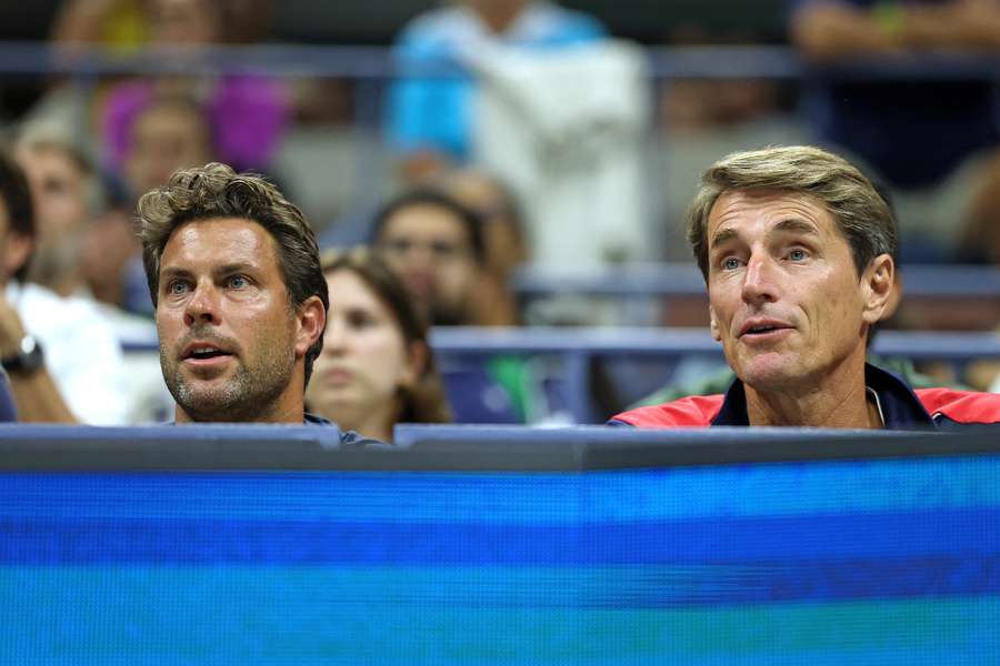 Davis Cup-captain Paul Haarhuis en tenniscoach Peter Lucassen onder de indruk