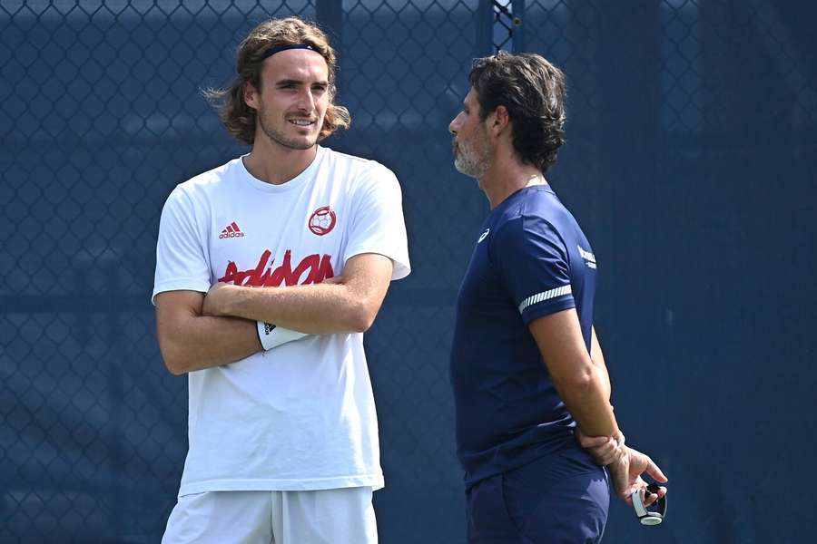 Stefanos Tsitsipas na US Open opět spojí síly s Patrickem Mouratoglouem. Stefanos Tsitsipas na US Open opět spojí síly s Patrickem Mouratoglouem.
