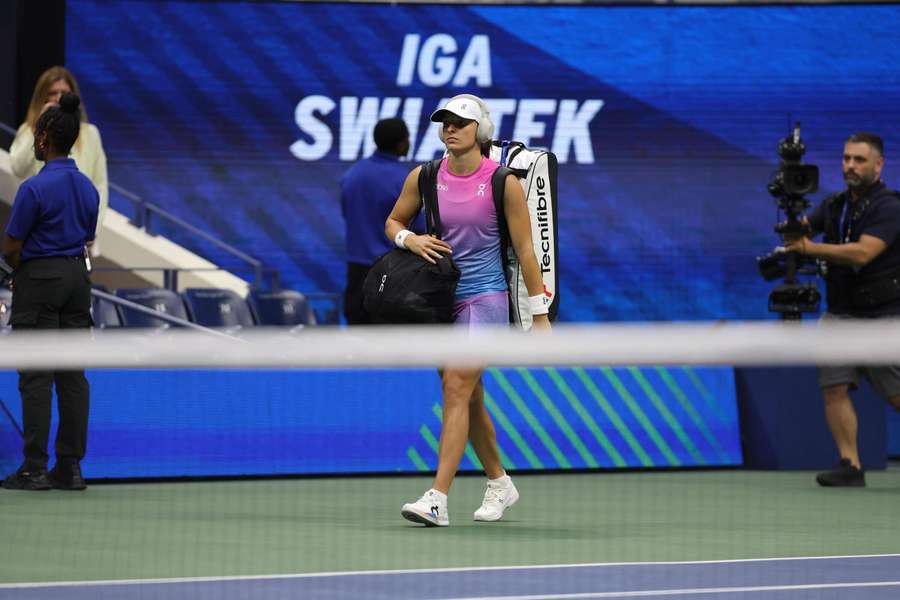 GIF z inspekcją w firmie LEK-AM, producenta leku, przez który zawieszono Igę Świątek