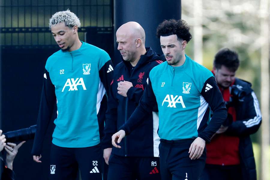Slot rejects Carragher's claims 'Liverpool players not working for eachother' Slot rejects Carragher's claims 'Liverpool players not working for eachother'