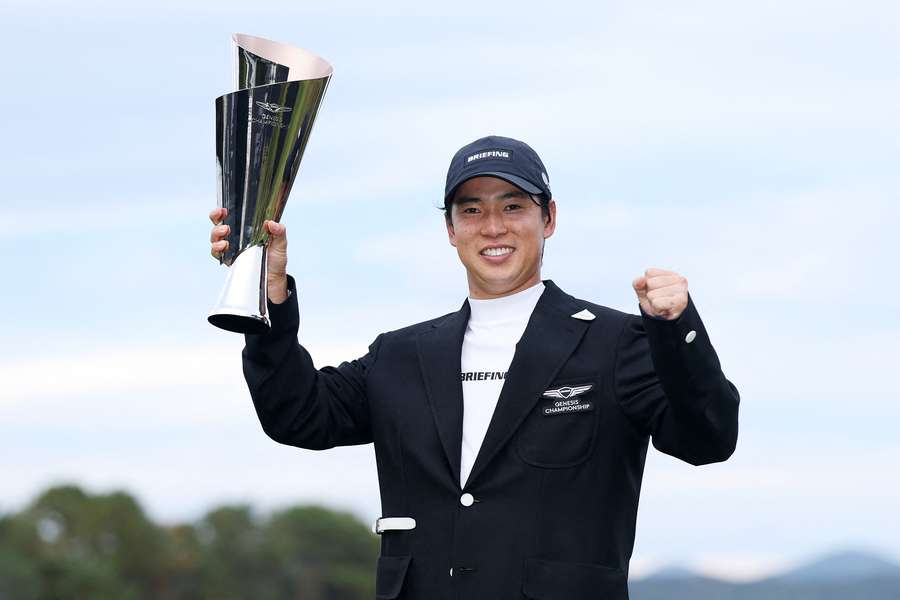 Yuto Katsuragawa jubelt mit der Trophäe der Genesis Championship. Yuto Katsuragawa jubelt mit der Trophäe der Genesis Championship.