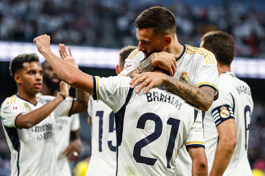 Joselu felicita a Brahim tras anotar un gol