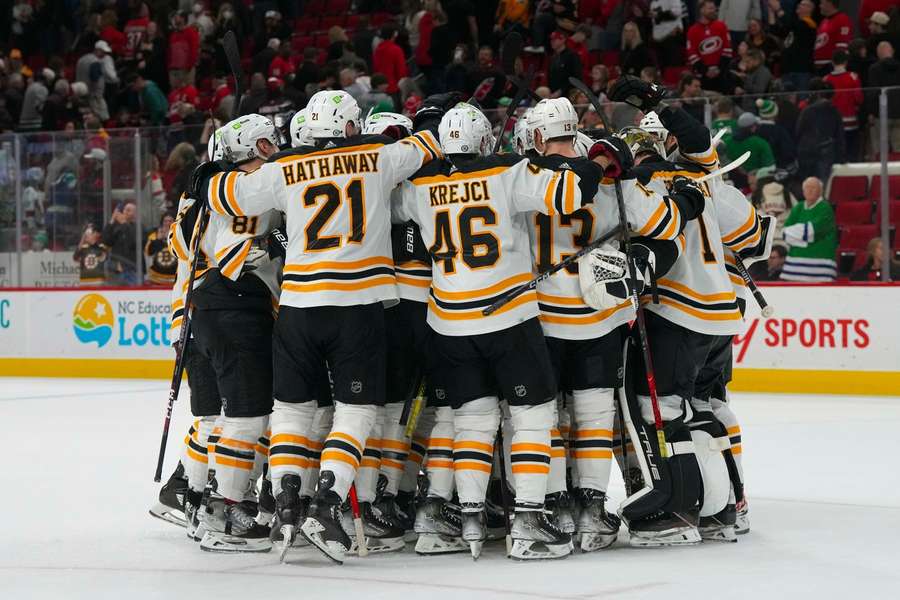 Boston Bruins si díky 27. výhře sezony na soupeřově ledě vytvořili nový rekord.