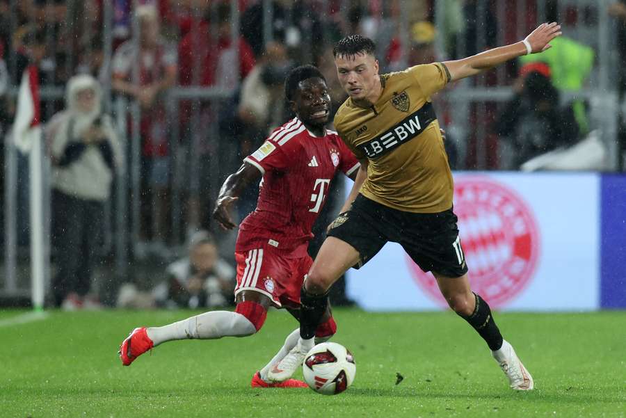 VfB-Stürmer Pejcinovic im Zweikampf mit Alphonso Davies.
