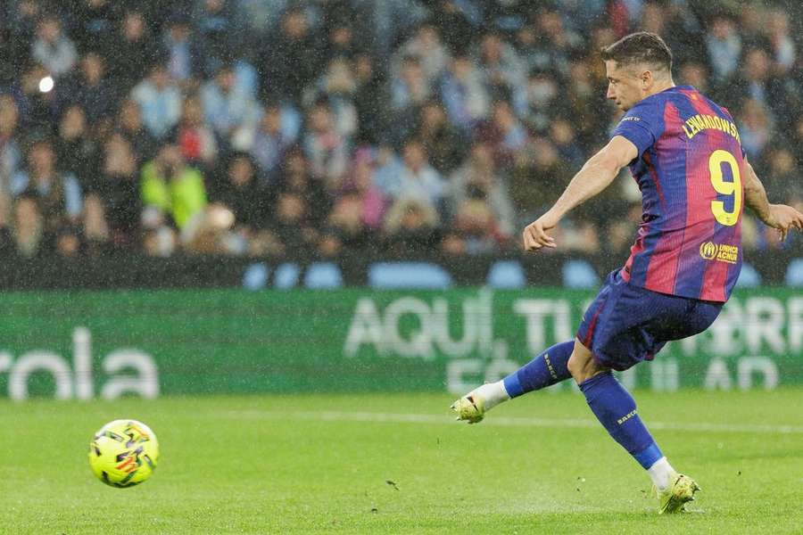Lewandowski scores from the spot in Vigo Lewandowski scores from the spot in Vigo