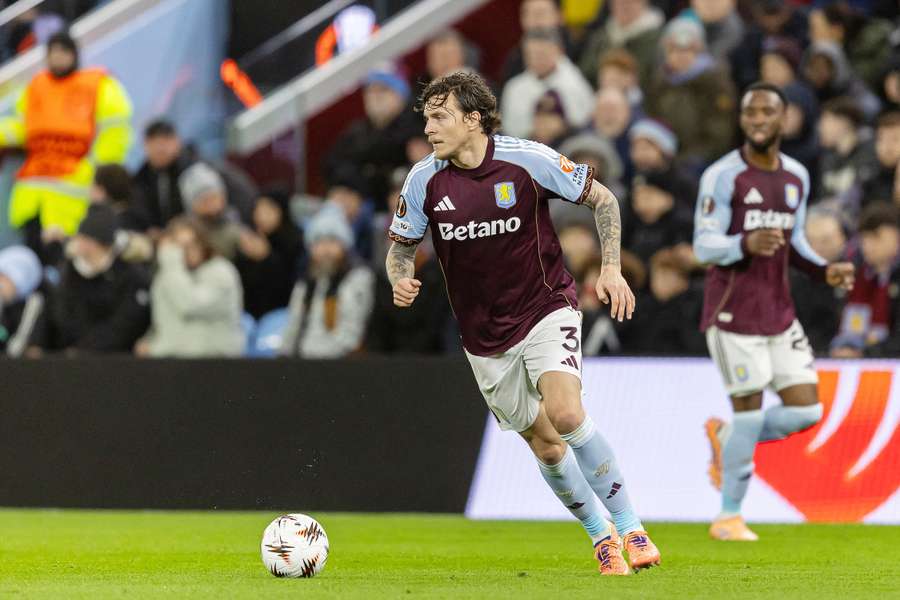 Lindelöf ao serviço do Aston Villa