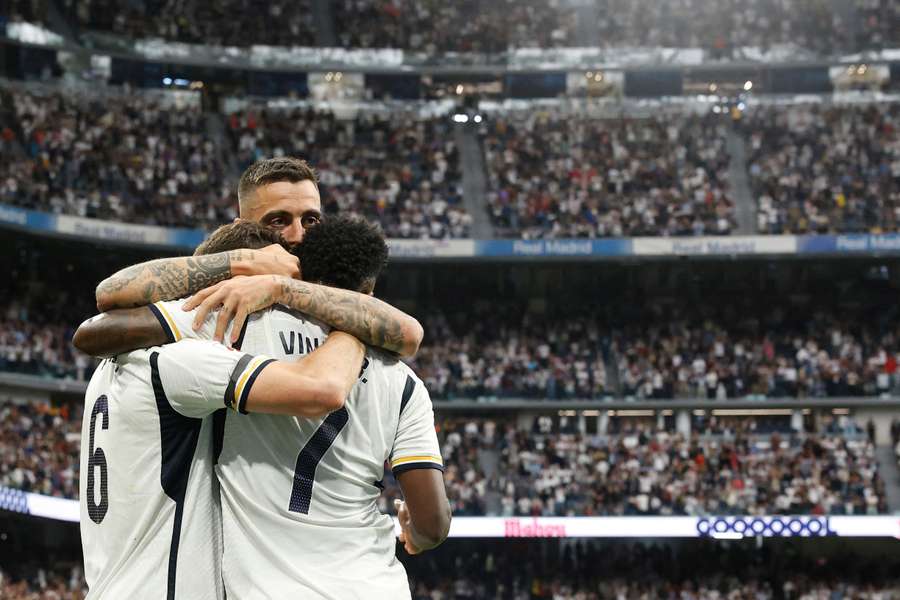 Los jugadores del Madrid celebran uno de sus goles ante el Cádiz