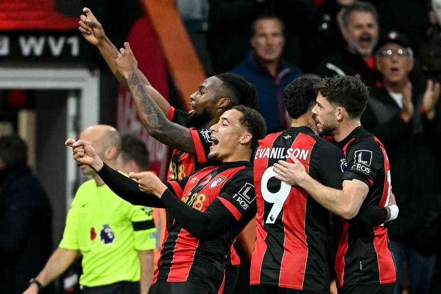 Semenyo comemora gol sobre o City ao lado de companheiros