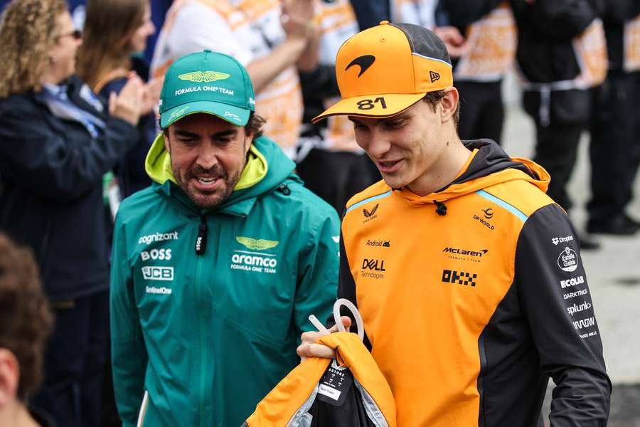Fernando Alonso (I), junto a Oscar Piastri (D).