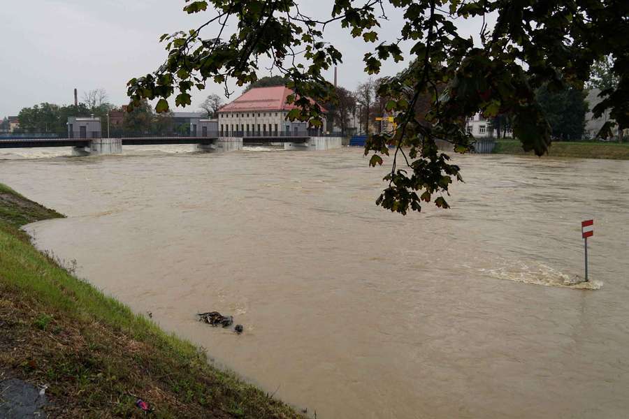 Trener i prezes Stali pomagali w ratowaniu Nysy przed zalaniem