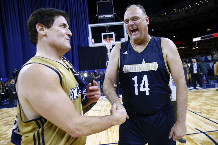 Oscar cumprimenta Mark Cuban, ex-proprietário do Dallas Mavericks