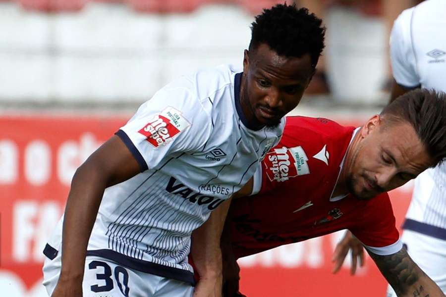Torreense e Penafiel em batalha complicada