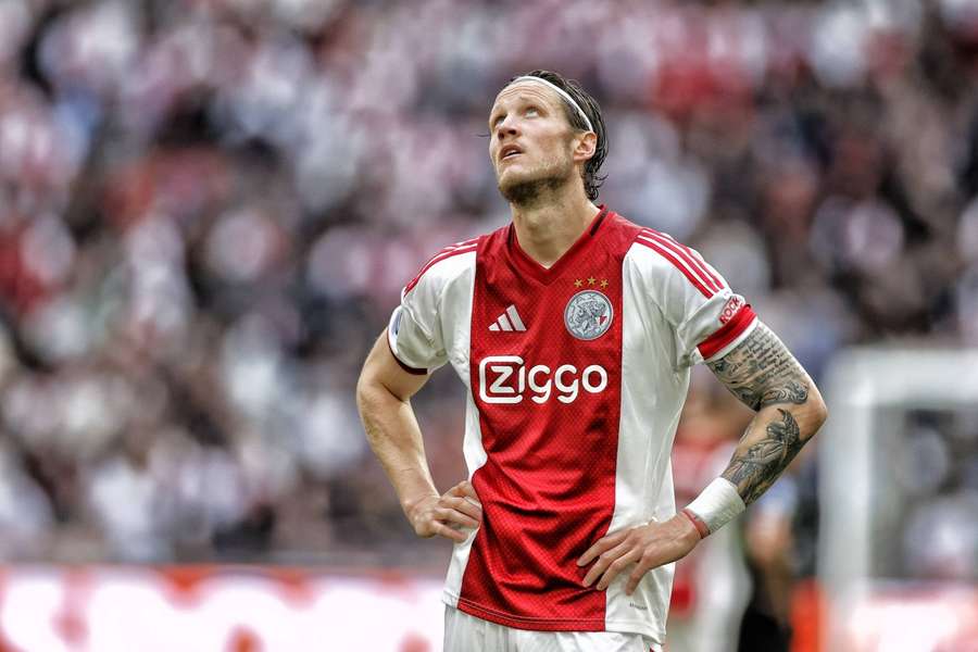 Video: Wout Weghorst SMACKS camera after Ajax title collapse
