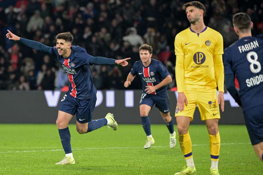 Lucas Beraldo esulta per il gol segnato al Tolosa