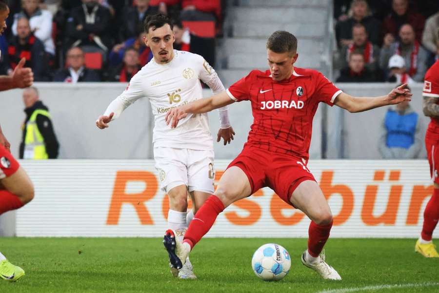 Ginter e Nebel lottano per il possesso del pallone