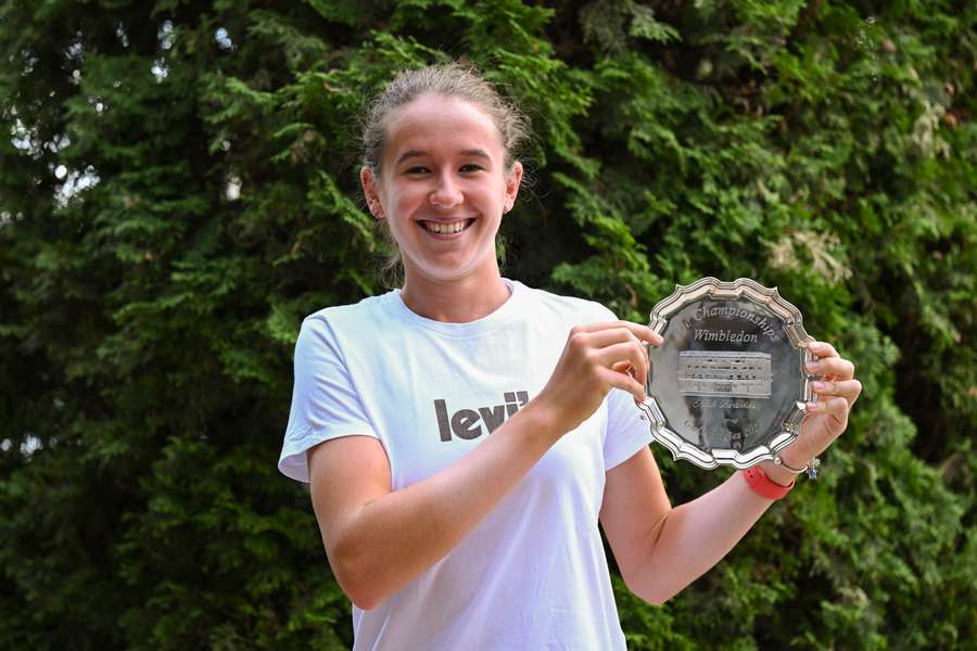 Nikola Bartůňková s trofejí z wimbledonského finále juniorek.