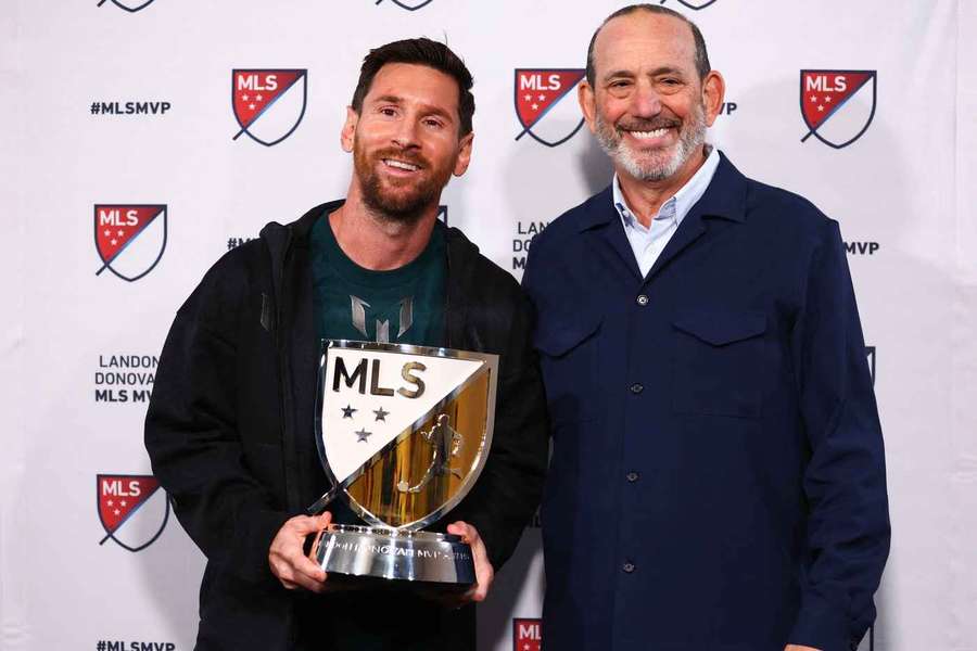 Lionel Messi mit der MVP-Trophäe der MLS. Lionel Messi mit der MVP-Trophäe der MLS.