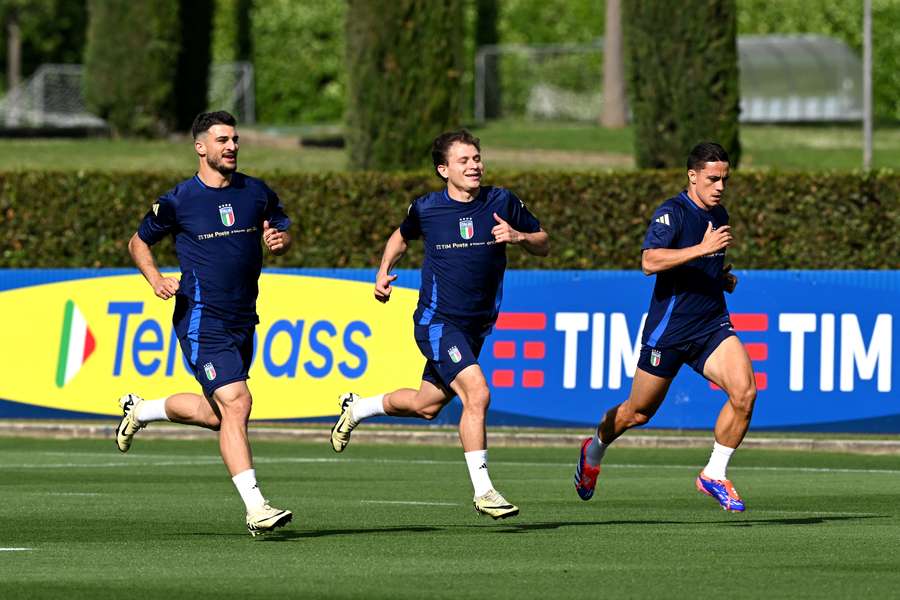 Orsolini e Raspadori in allenamento assieme a Barella