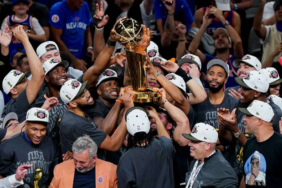Hráči New Yorku s majstrovskou trofejou.