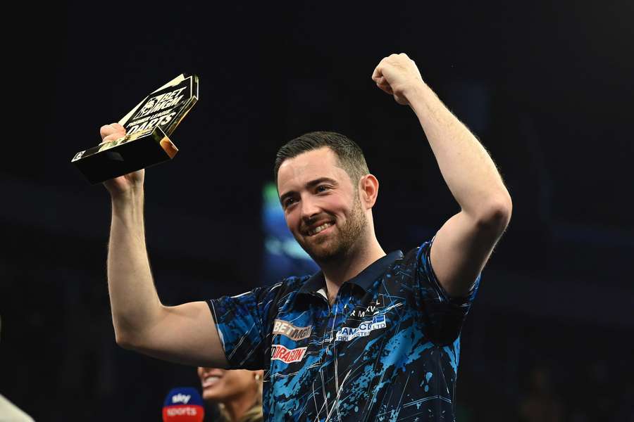 Luke Humphries mit seiner Trophäe für den Tagessieg.