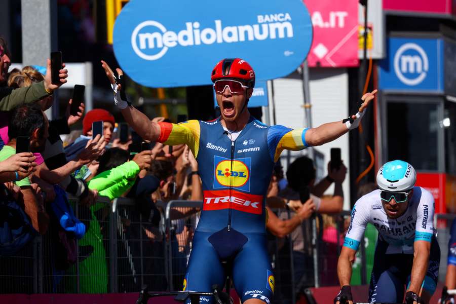 Jonathan Milan gana al sprint la cuarta etapa del Giro, Pogacar sigue de rosa