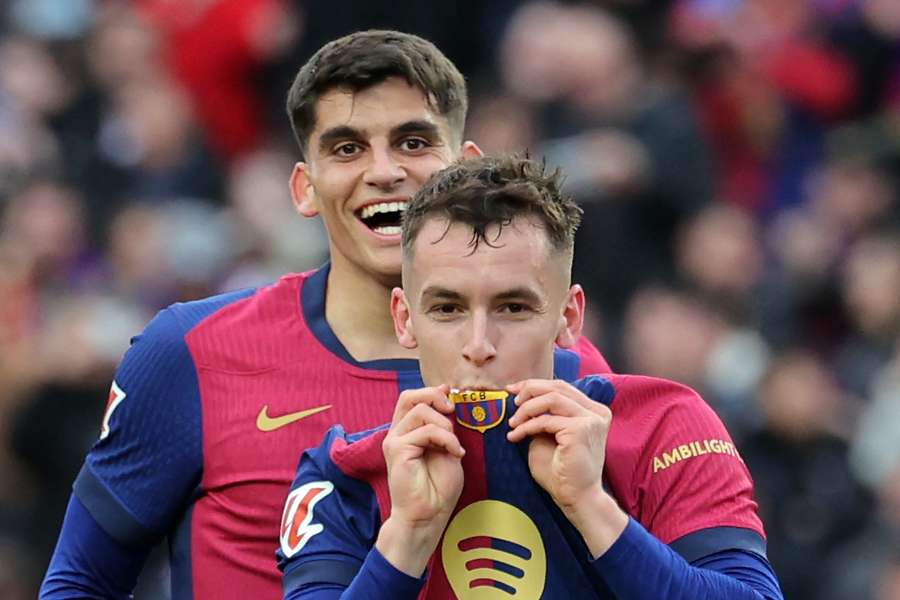 Marc Casadó celebra su gol con Gerard Martín