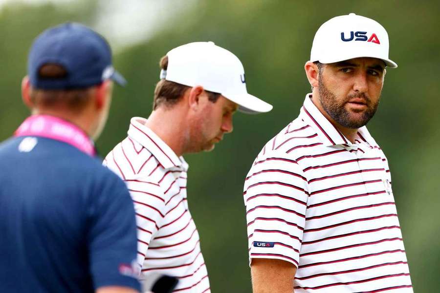 US-Star Scheffler (r.) beim Training für den Ryder Cup