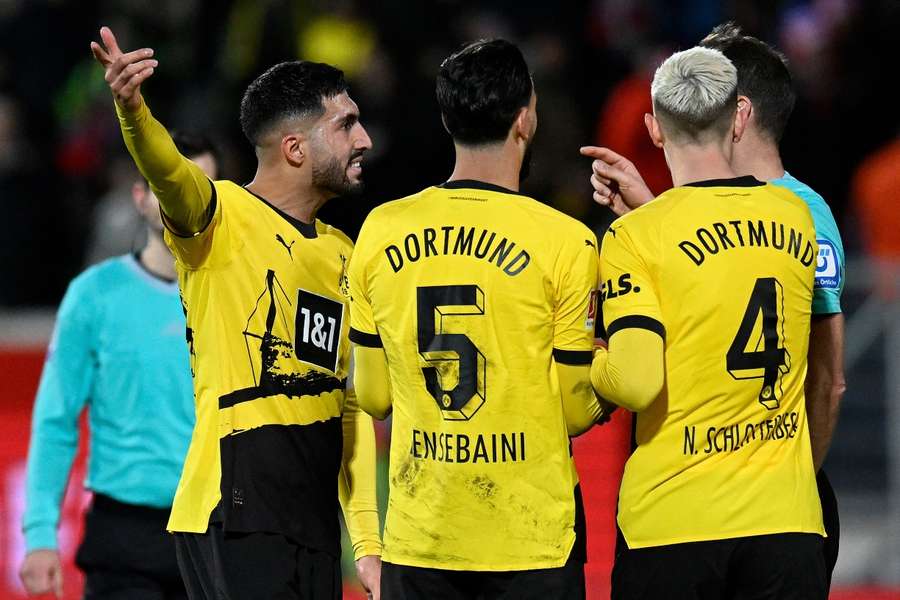 Los jugadores del Dortmund rodean al colegiado