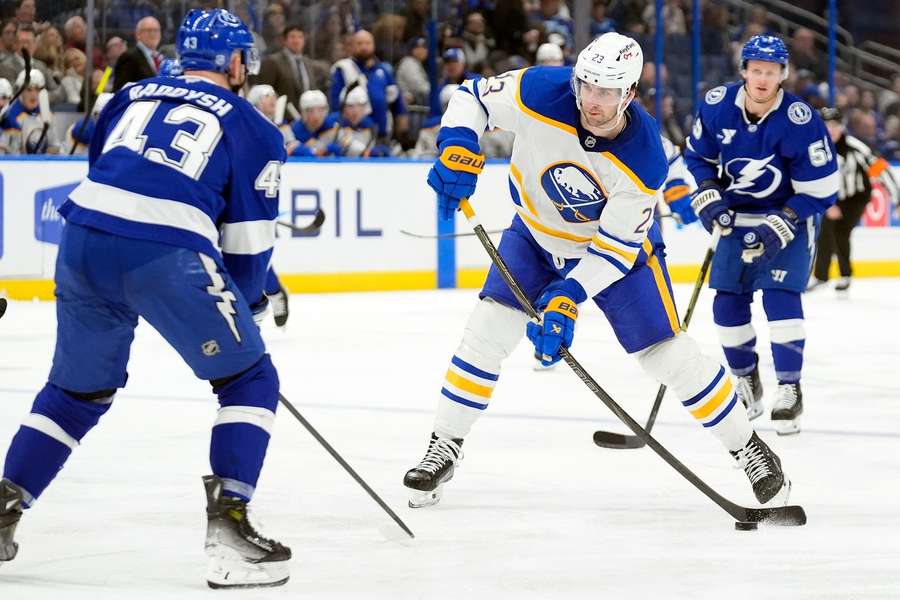 Dziewiąta z rzędu wygrana u siebie Tampa Bay Lightning. Ważny gol Guentzela