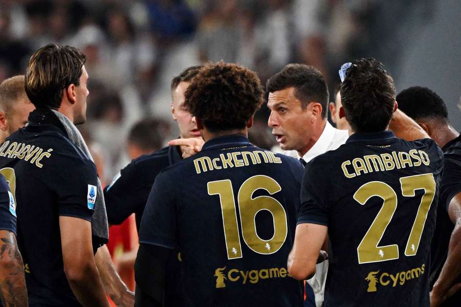 Thiago Motta habla con su equipo